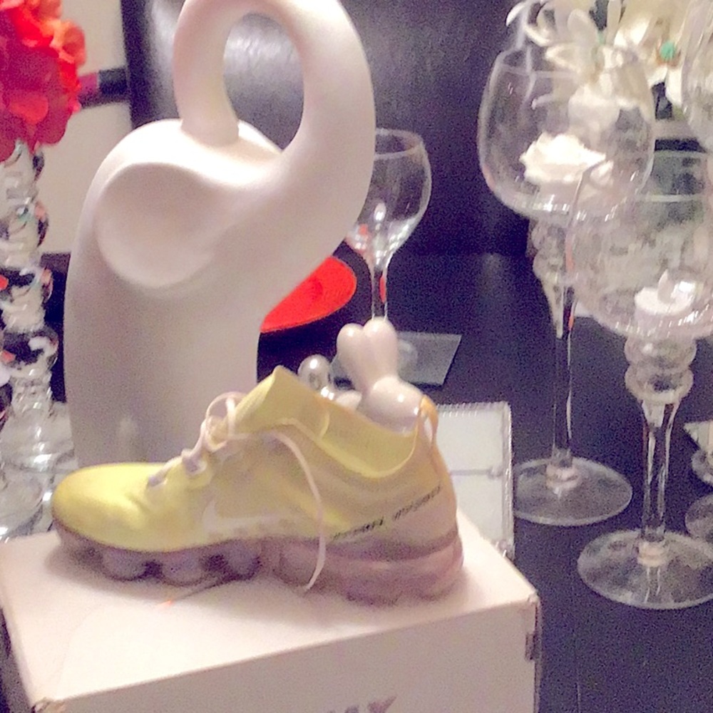 Tennis shoes